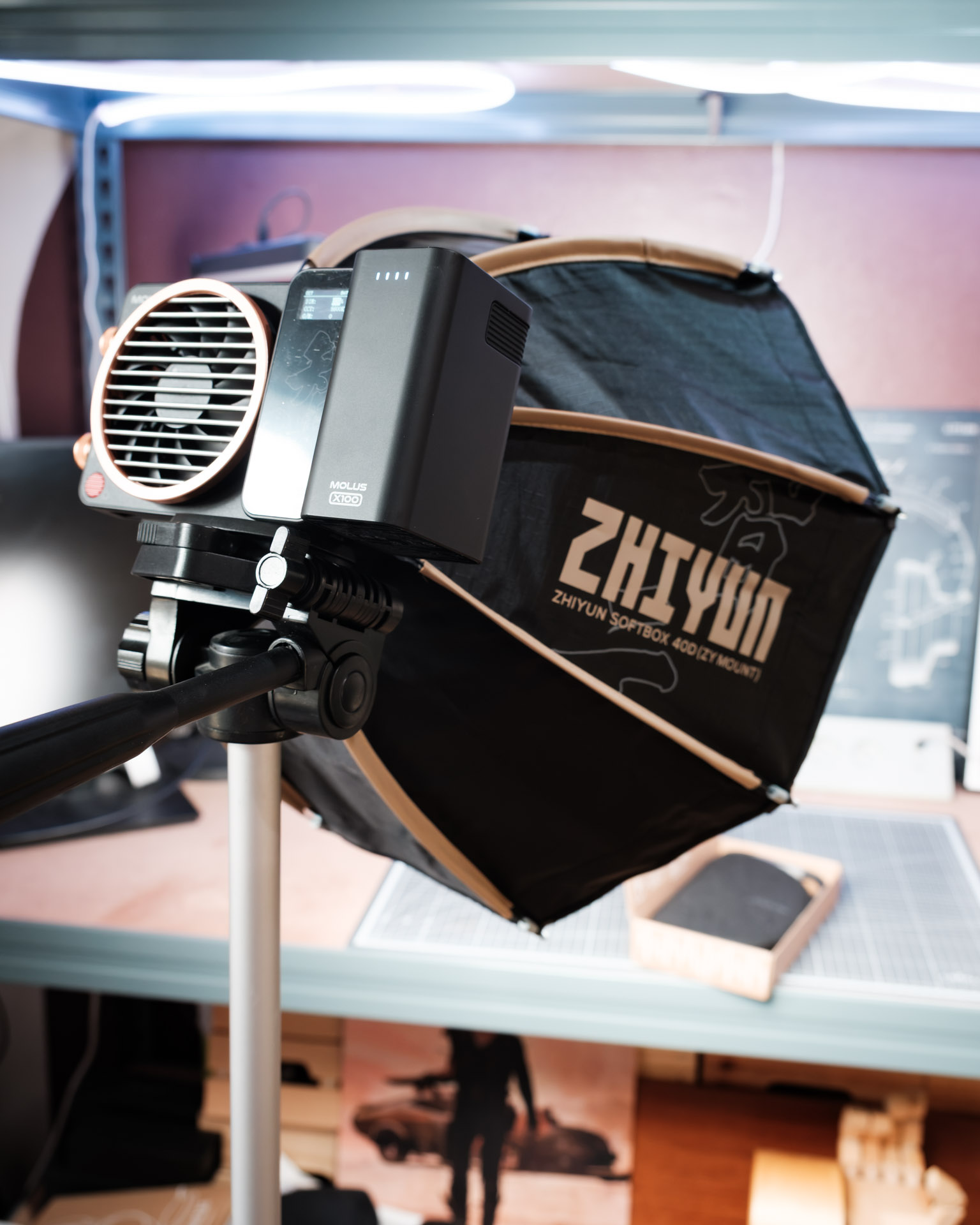 Test du ZHIYUN MOLUS X100 RGB Pro : une vraie lumière de studio